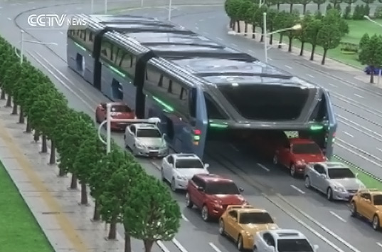 Китайцы готовятся запустить супер-автобус, который порадует автомобилистов (ВИДЕО)