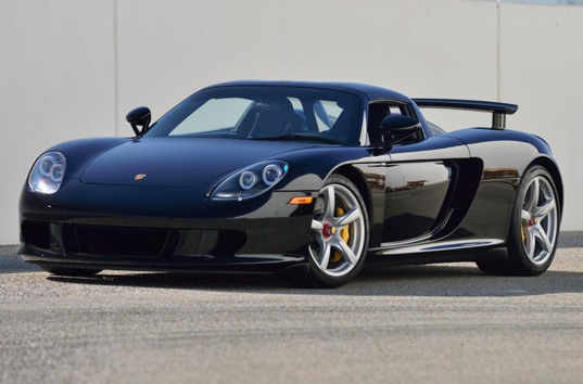 На аукционе Mecum Auctions продадут редкий суперкар Porsche Carrera GT