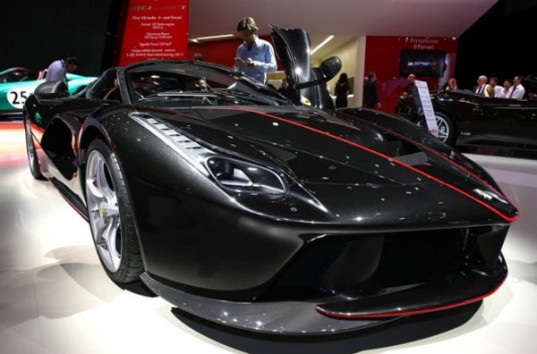 На автовыставке в Париже представили эксклюзивный Ferrari LaFerrari Aperta (ФОТО)