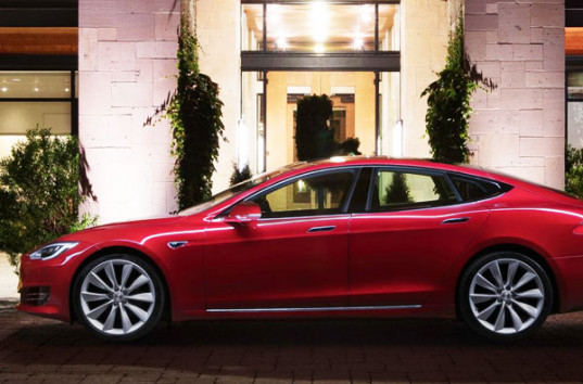 Компания Tesla сбросила цену на свой автомобиль Tesla Model S 75