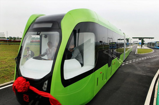 Китайская компания CRRC создала гибрид трамвая и автобуса (ВИДЕО)
