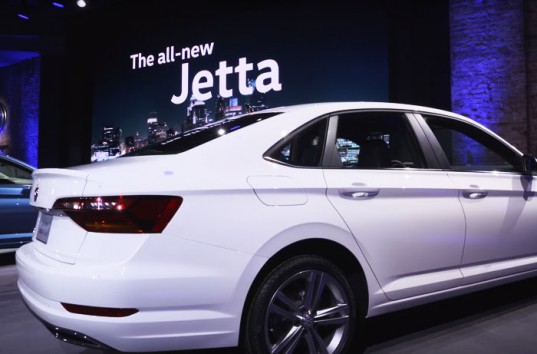 Volkswagen представила на автосалоне в Детройте седан Jetta седьмого поколения (ВИДЕО)