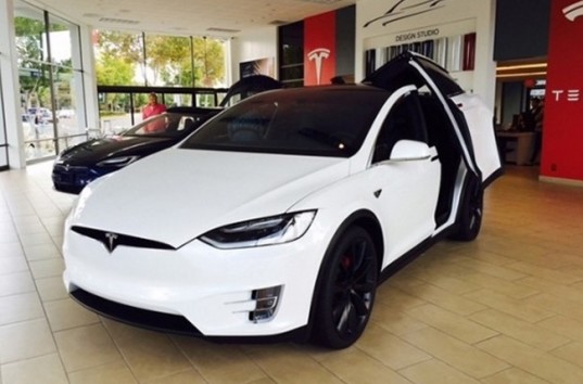Илон Маск рассказал о мощной Tesla Model 3 с двумя моторами