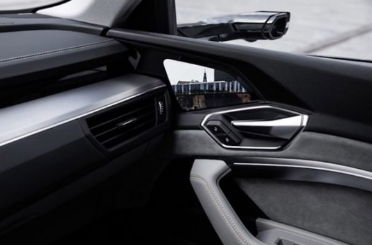 Audi представила авто без зеркал, но с «дисплеями заднего вида»