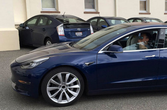 Tesla Motors закрывает собственные автосалоны и переводит все продажи в онлайн