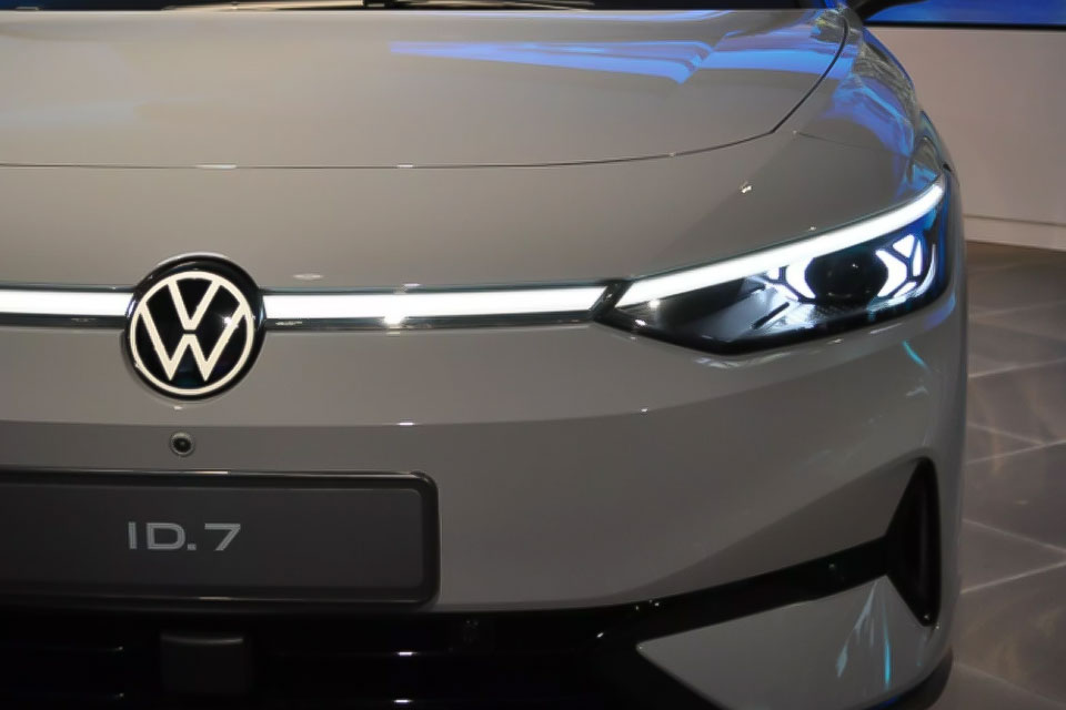 На смену Volkswagen Passat приходит новый электрический кроссовер ID.7