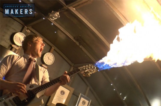 Британский изобретатель Колин Ферз показал гитару-огнемет (ВИДЕО)