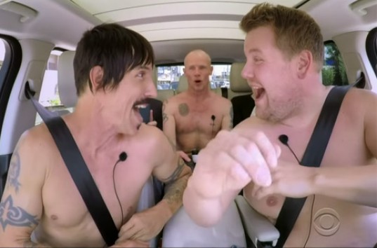 Голое караоке в машине устроили Джеймс Корден и Red Hot Chili Peppers (ВИДЕО)