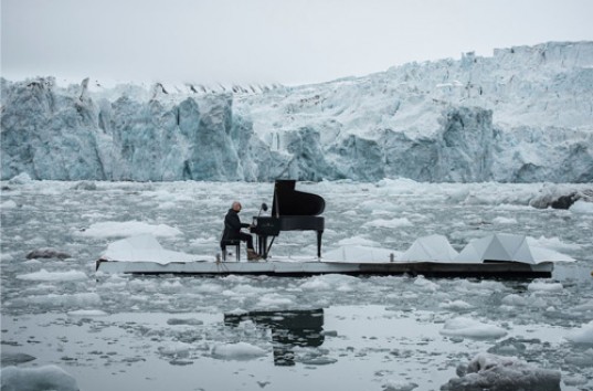 Известный композитор Людовико Эйнауди сыграл во льдах в защиту Арктики (ВИДЕО)