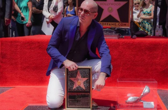 Известный рэпер Pitbull получил звезду на Аллее Славы в Голливуде