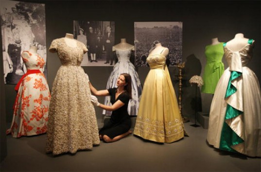 В Кенсингтонском дворце в Лондоне открылась выставка нарядов Елизаветы II