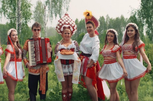 Сеть «взорвал» яркий клип российской певицы Марины Король «Россия. Я патриотка» (ВИДЕО)