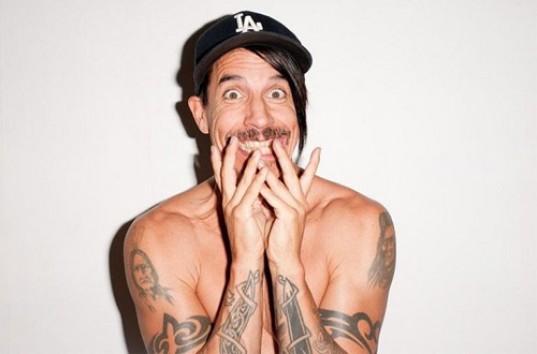 Голый вокалист Red Hot Chili Peppers в новом клипе «Go Robot» (ВИДЕО)