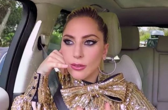 Леди Гага и Джеймс Корден исполнили хиты в эфире караоке-шоу (ВИДЕО)