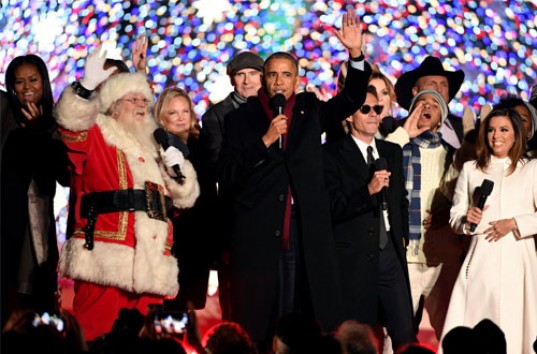 Барак Обама посетил главную елку Соединенных Штатов и спел с Сантой (ВИДЕО)