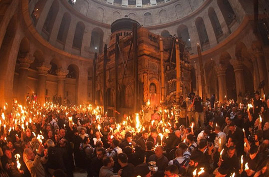 В Иерусалиме христиане со всего мира ожидают схождения Благодатного огня