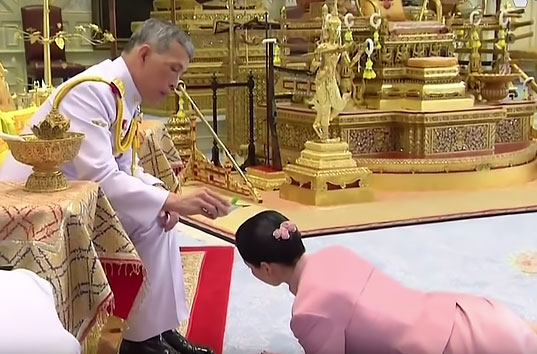 Видео со свадьбы короля Таиланда: невеста большую часть церемонии пролежала на полу