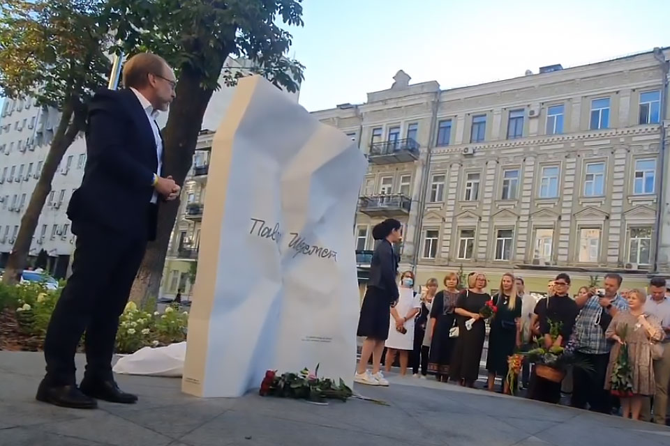 В Киеве утром 20 июля открыли памятник убитому журналисту Павлу Шеремету (ВИДЕО)