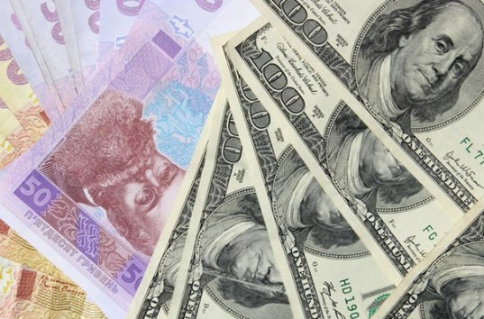 Эксперты советуют украинцам переводить свои сбережения в валюту и в золото