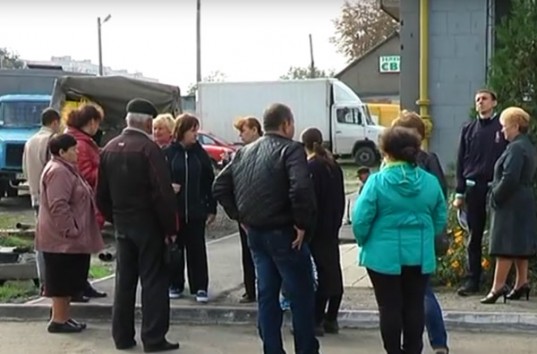 На Харьковщине жители не дали газовщикам установить общедомовой счетчик (ВИДЕО)