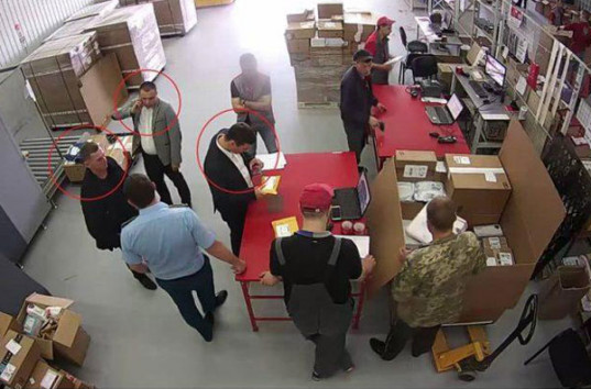 Работники ГФС фотографирует и снимает на видео содержимое посылок «Новой почты»