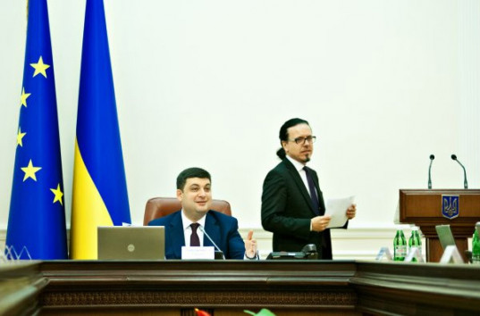 Луценко просит Гройсмана не продлевать контракт с главой «Укрзализныци»