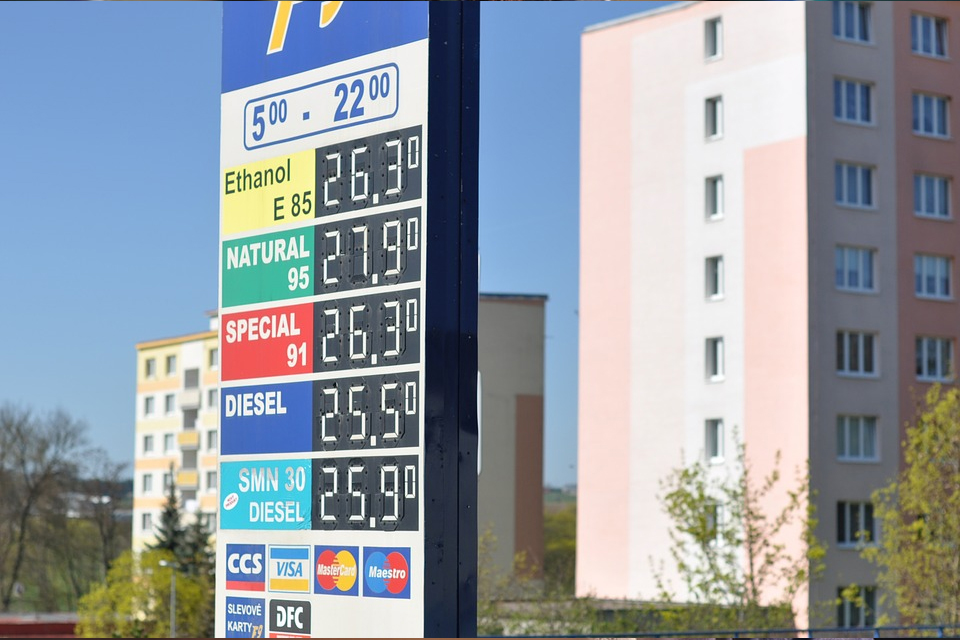 Зеленский потребовал снизить цены на бензин! Причем на табло, а не в виде бонусов