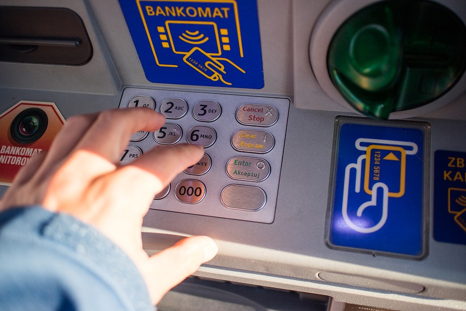 Со вторника в Украине уже нельзя делать анонимные денежные переводы свыше 5 000 гривен