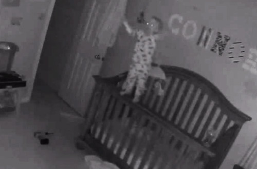 Ребёнок, балансирующий по ночам на бортике кроватки, шокировал родителей (видео)