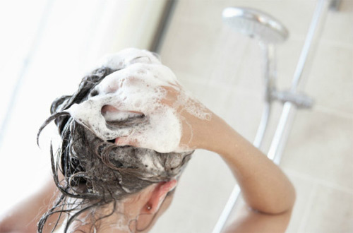 Бразильский дерматолог советует мыть волосы только вечером