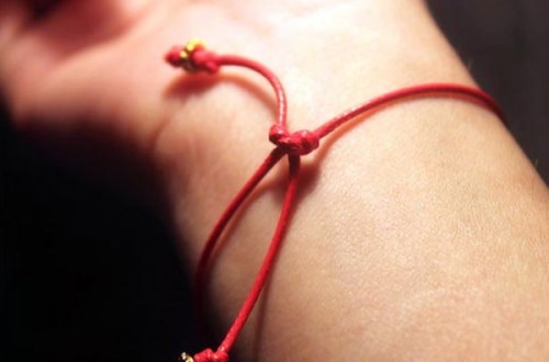 Красная ниточка на запястье — дань моде или «браслетик» наделен магической силой?