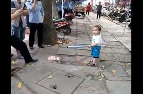 Отважный мальчик, защищающий свою бабушку стальной трубой (видео)