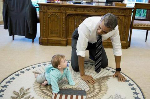 Президент США стал нянькой ребенка и ползал на четвереньках по Белому дому