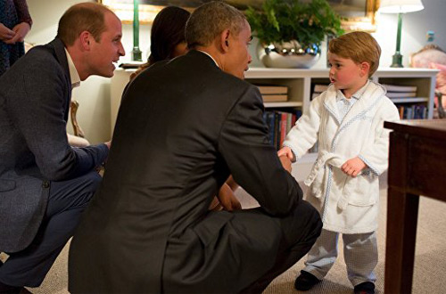 Британский принц Джордж вышел к Бараку Обаме в пижаме и халате (фото)
