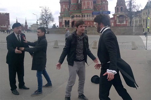 Дуэль-драка двойников Пушкина и Ленина на Красной площади (видео)