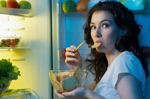 Как отменить ночные набеги на холодильник. Почему мы наедаемся перед сном