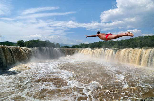 Канадский смельчак шокировал прыжком с 12-метрового водопада (видео)