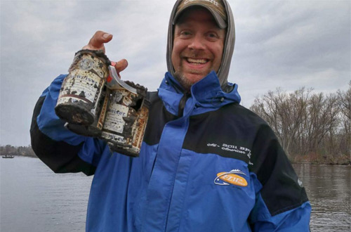 В Америке рыбаки поймали упаковку пива 60-летней давности