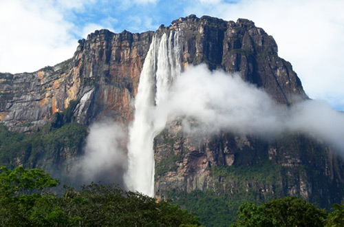 Самый высокий водопад в мире Анхель запечатлели при помощи дрона (видео)
