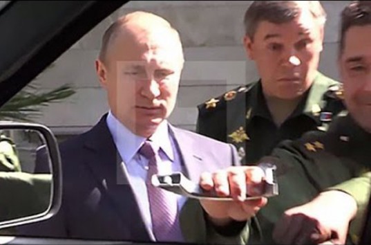 Владимир Путин не смог попасть в салон «УАЗ-Патриот» (видео)