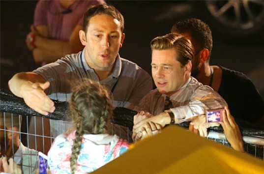Голливудский актер Брэд Питт спас ребенка в испанском городке во время съемок фильма