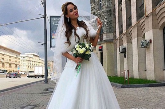 Анна Калашникова позировала у ЗАГСа и пела песни в день несостоявшейся свадьбы