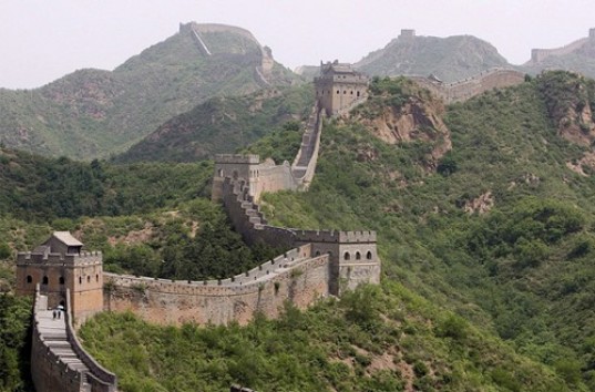 Экстремал в вингсьюте пролетел над Великой Китайской стеной (ВИДЕО)