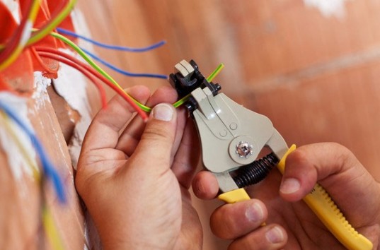 Хозяину на заметку: Прокладка электрического кабеля и правильное его подведение к дому