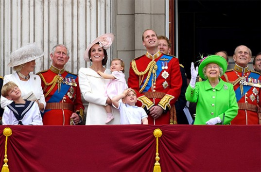 Кейт Миддлтон и принц Уильям вместе с детьми на параде в честь 90-летия Елизаветы II