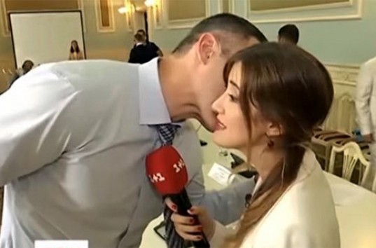 Кличко поцеловал журналистку в ответ на вопрос о личной жизни (ВИДЕО)