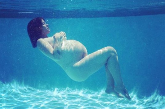 Канадская певица беременная Аланис Мориссетт сфотографировалась голой (ВИДЕО)
