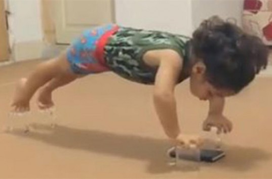 В сети набирает популярности видео, как малышка отжимается на чашках (ВИДЕО)