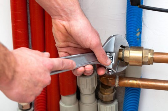 Хозяину на заметку: Ремонтируем водопроводные трубы в доме без их замены на новые