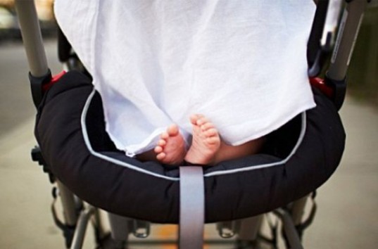 Ученые категорически не рекомендуют летом накрывать детские коляски